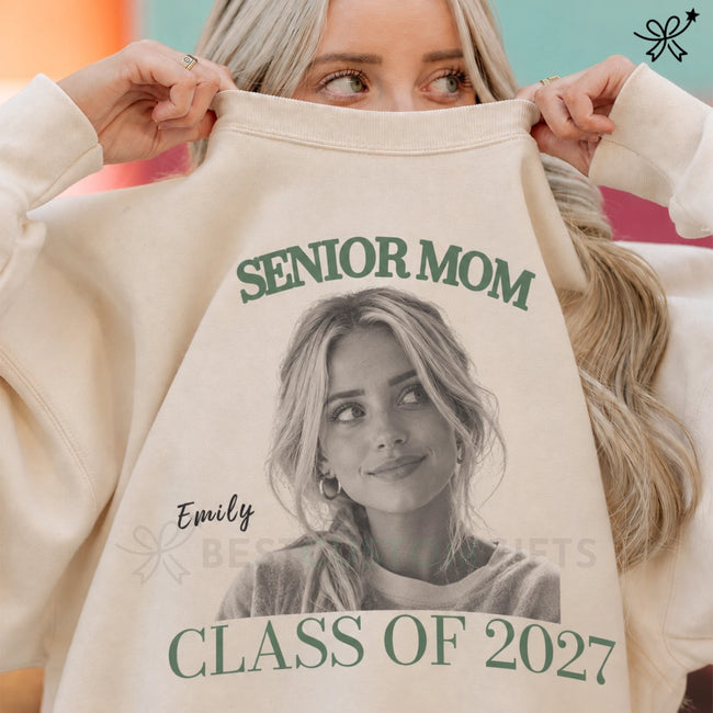 Custom Retro Senior Mom 2027 Comfort Sweatshirt- Personalized Class of 2027 Gift, Proud Family Gift Main Image