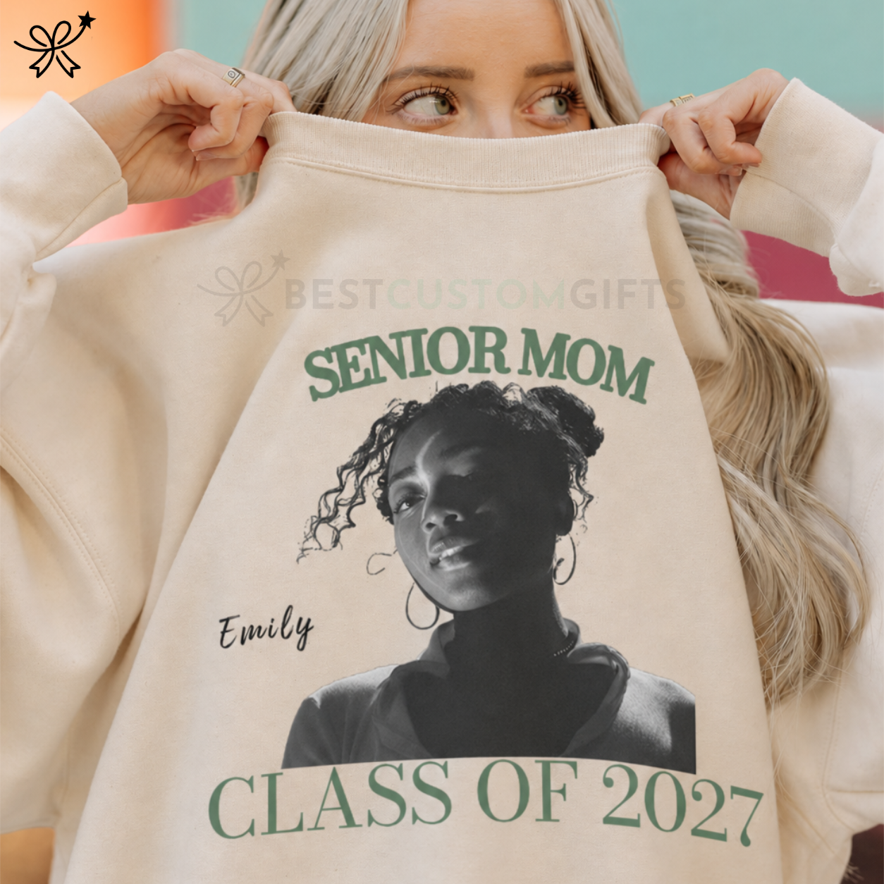 Custom Retro Senior Mom 2027 Comfort Sweatshirt- Personalized Class of 2027 Gift, Proud Family Gift